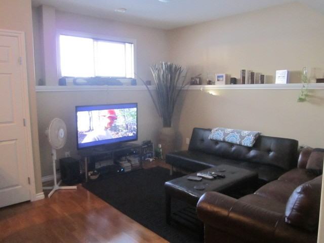 218 26 St - Photo 3 of 8