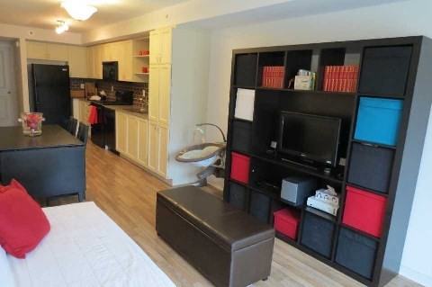 823 Dundas St - Photo 2 of 8