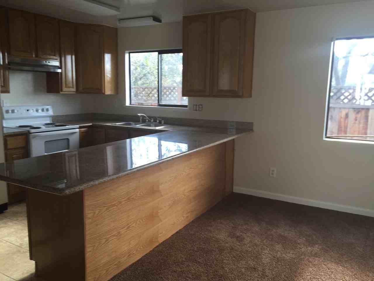 407 L St - Photo 2 of 5