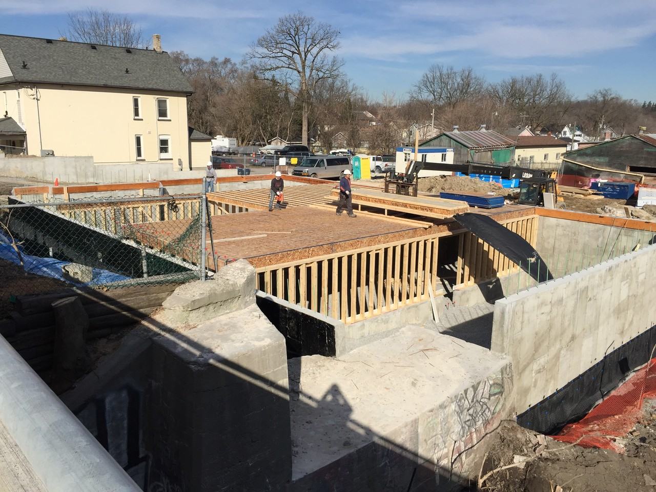 487 Queen St - Photo 3 of 4