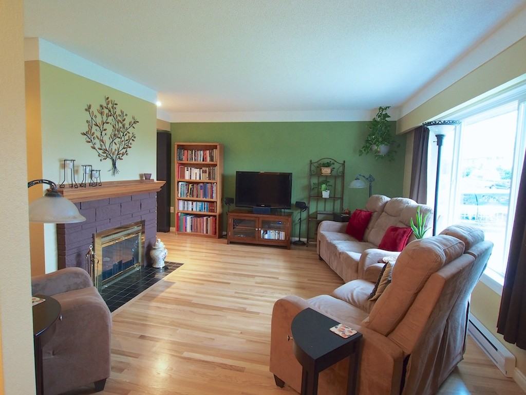 3163 Irma St - Photo 3 of 10