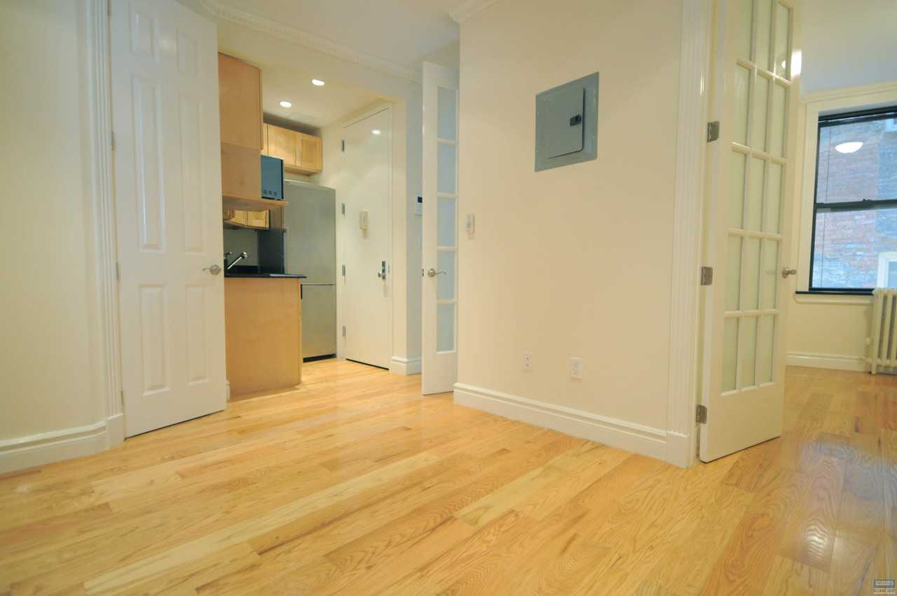 322 E 35th St - Photo 3 of 5