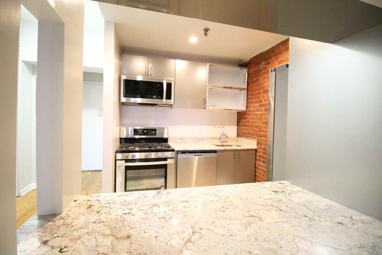 320 Pearl St #5 - Photo 3 of 6
