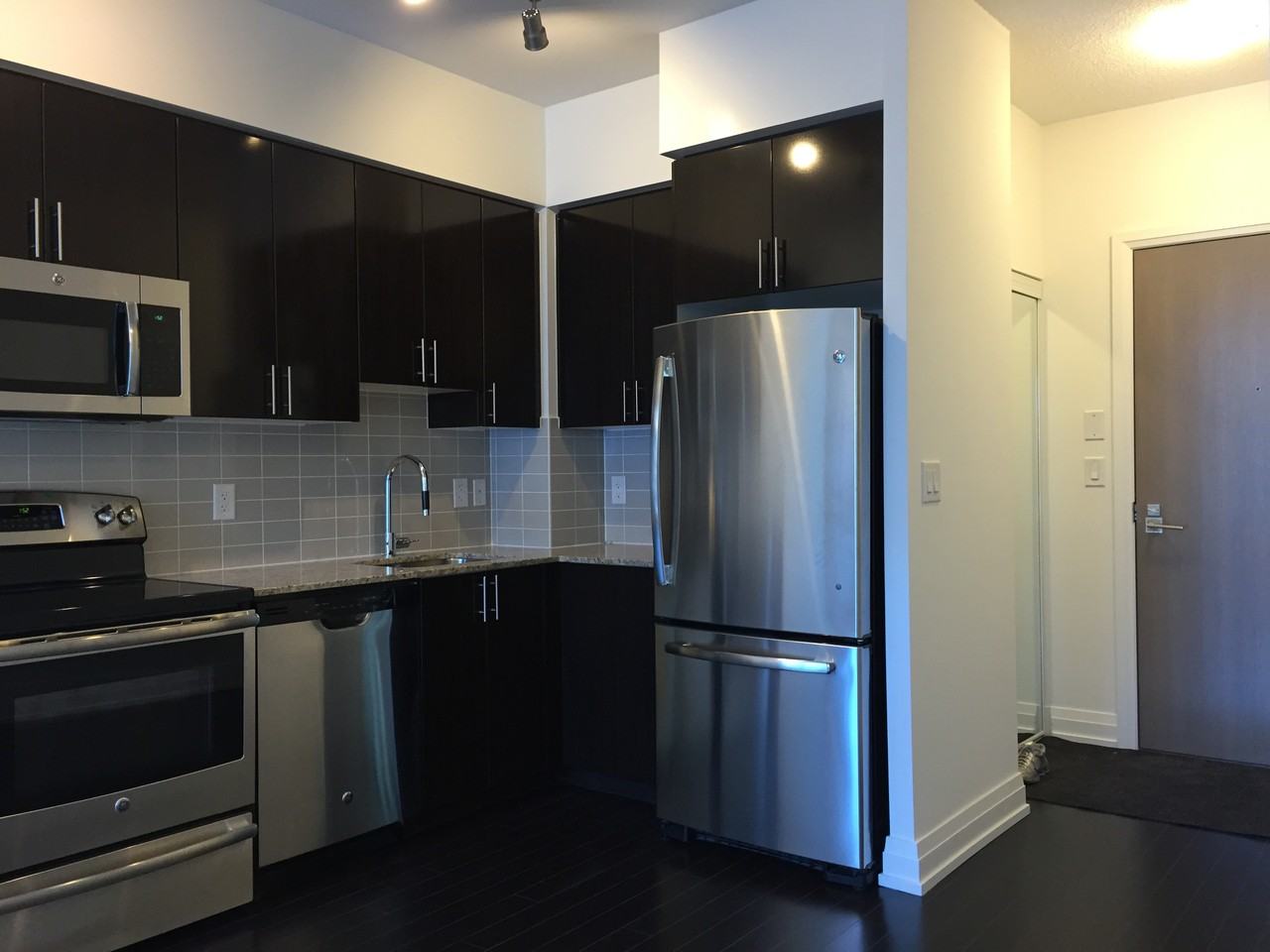 7165 Yonge St - Photo 2 of 12