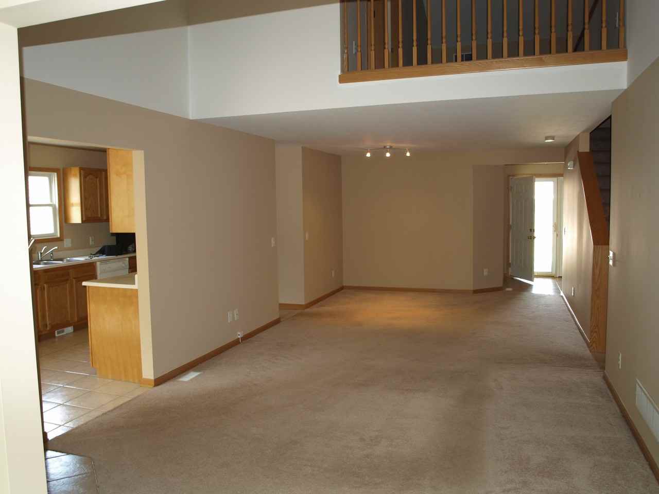 1421 Waters Edge Dr - Photo 3 of 8