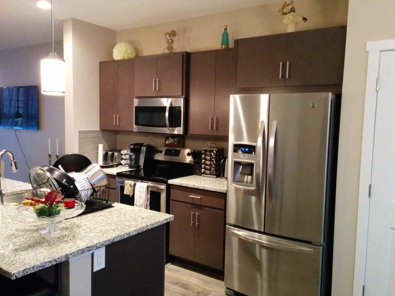 1105 Armitage Cres SW - Photo 2 of 9