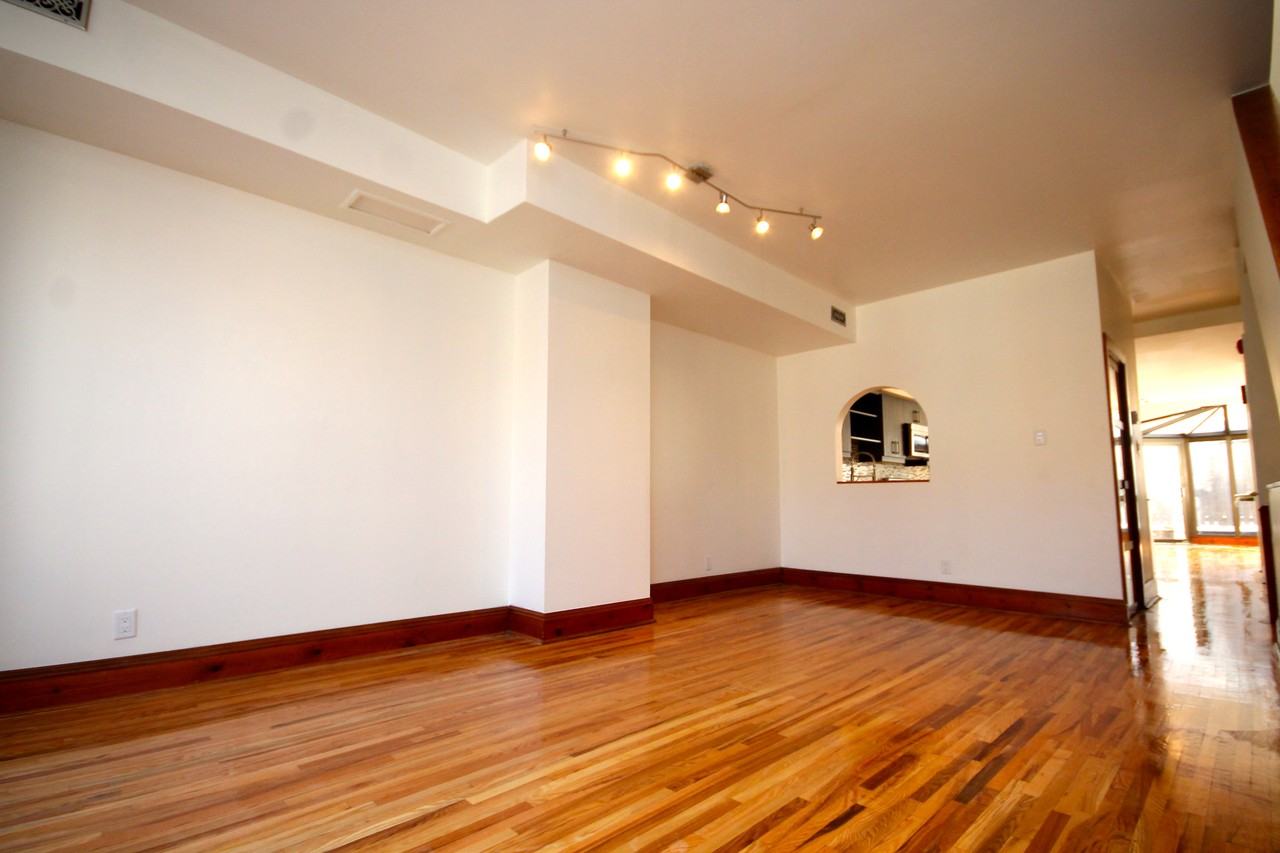 424 Parliament St - Photo 3 of 7