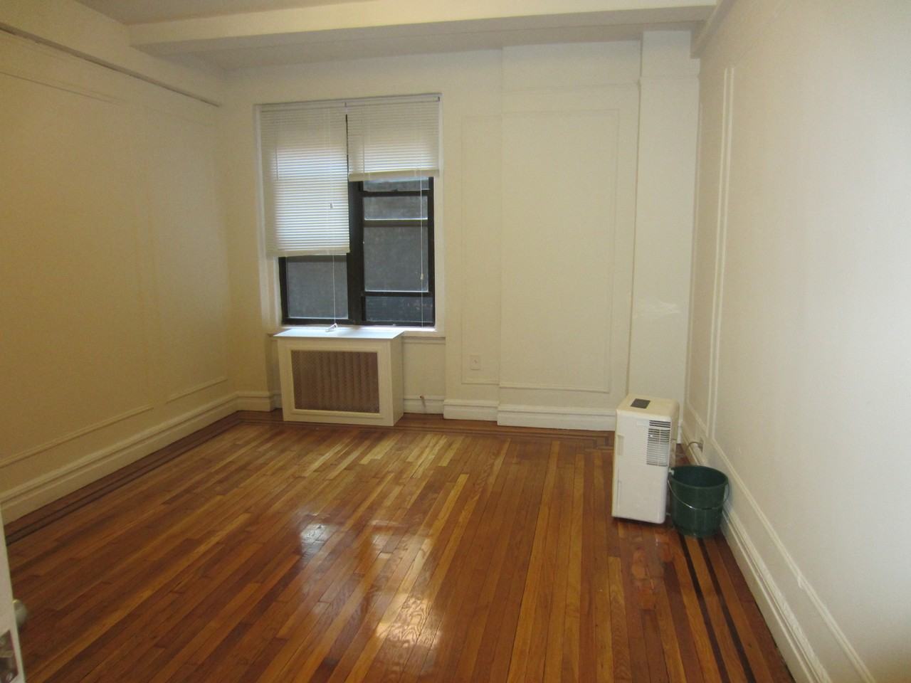 260 W 23rd St - Photo 3 of 4