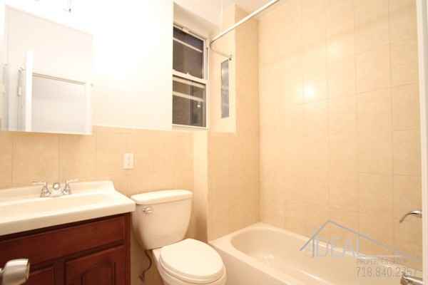 424 Clinton St - Photo 3 of 3