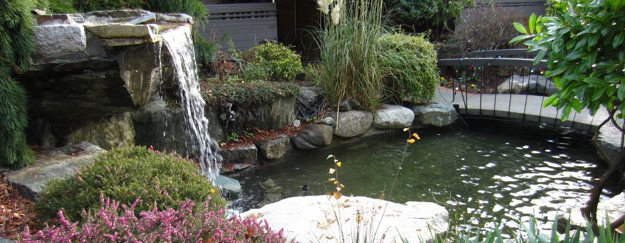 566 Simcoe St - Photo 2 of 10