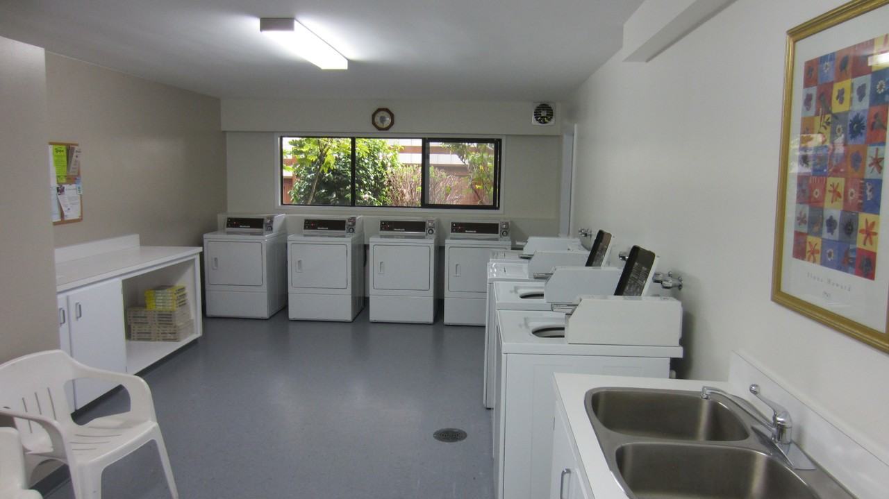 566 Simcoe St - Photo 3 of 10