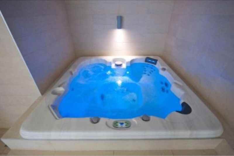 80 Chemin du Bord-du-Lac-Lakeshore, Pointe-Claire, QC H9S 4H6, Canada - Photo 3 of 28