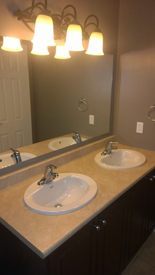 2080 Ogilvie Rd 2J, Ottawa, ON K1J 7N8 3 Bedroom House for 1,350