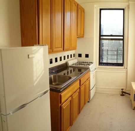 768 Halsey St - Photo 3 of 3