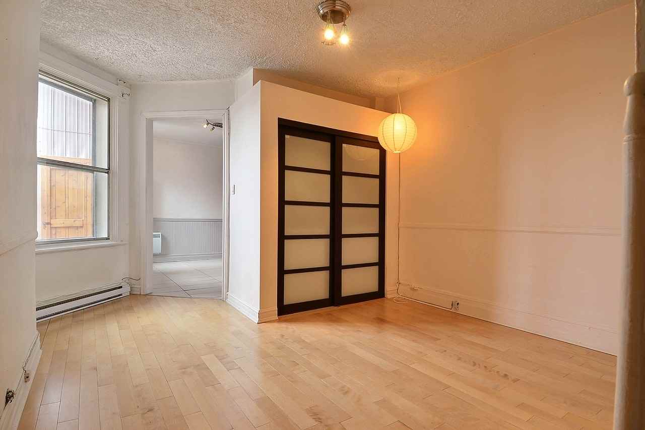 5501 4e Avenue - Photo 3 of 12