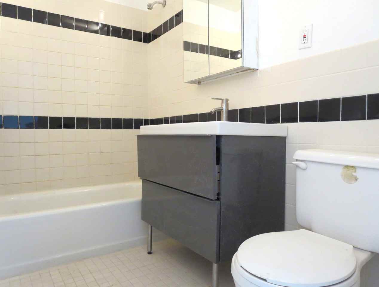 673 Monroe St - Photo 3 of 7