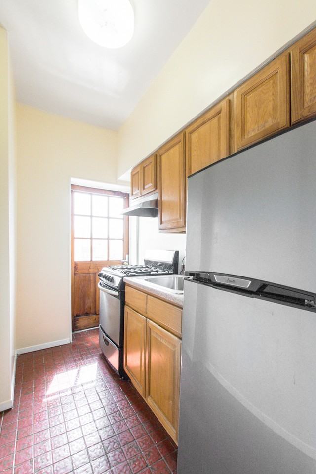 471 W 23rd St - Photo 3 of 6