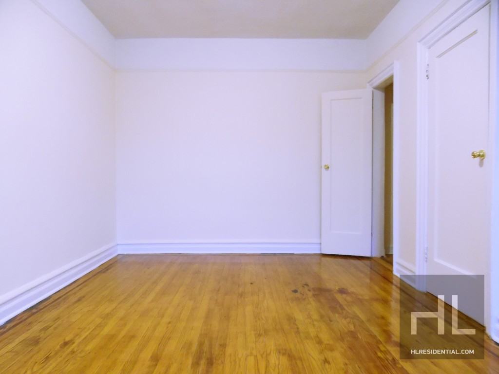 134 E Clarkson Ave #E03 - Photo 2 of 5