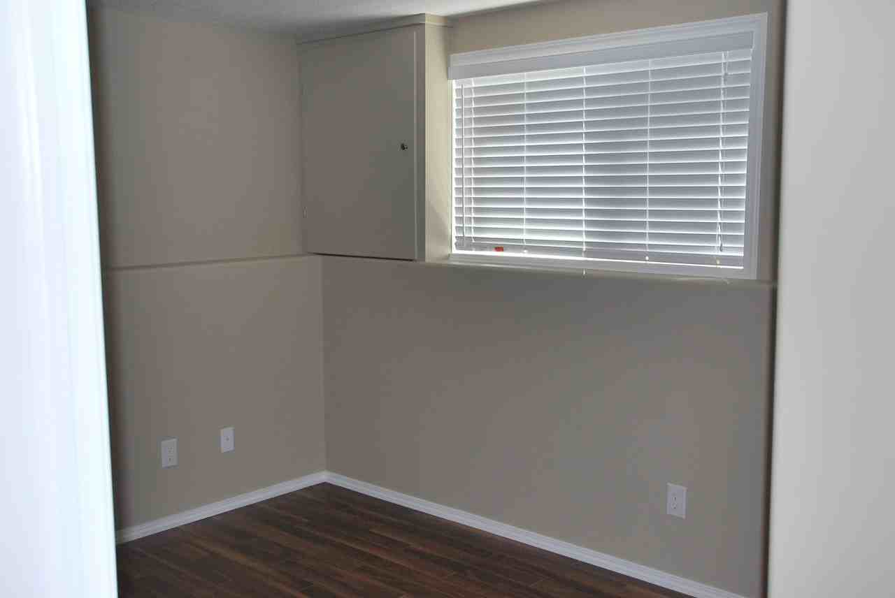 746 Sutter Cres - Photo 2 of 9