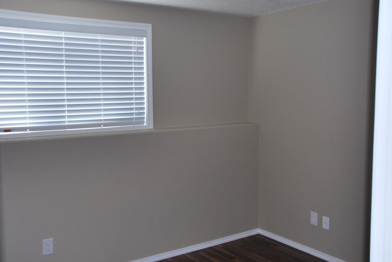 746 Sutter Cres - Photo 3 of 9