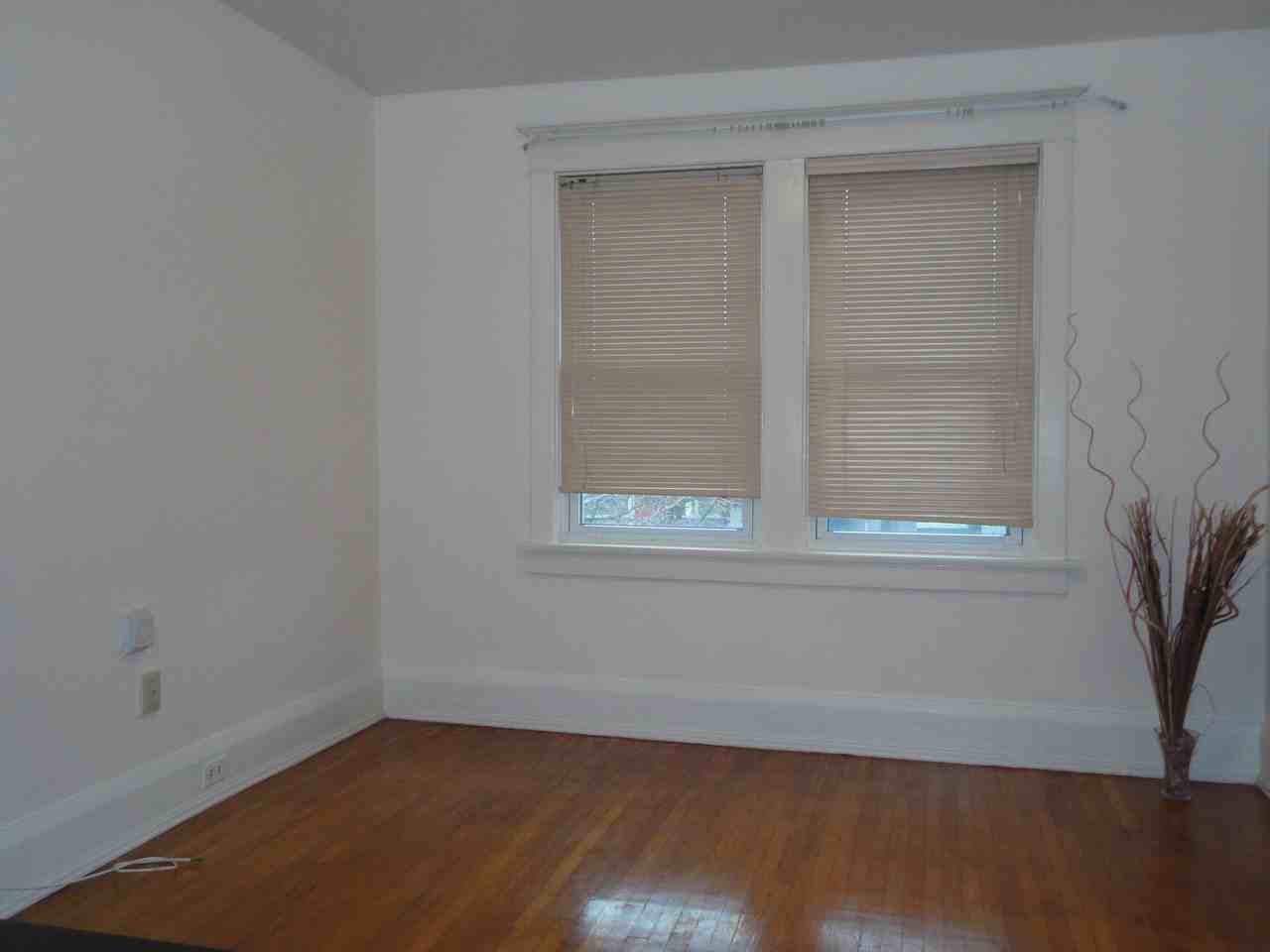 952 Broadview Ave - Photo 3 of 4