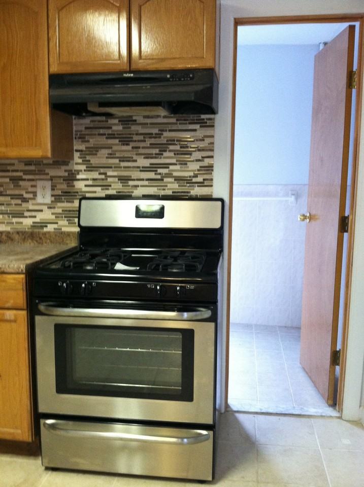 139 Woodbine Ave - Photo 3 of 8