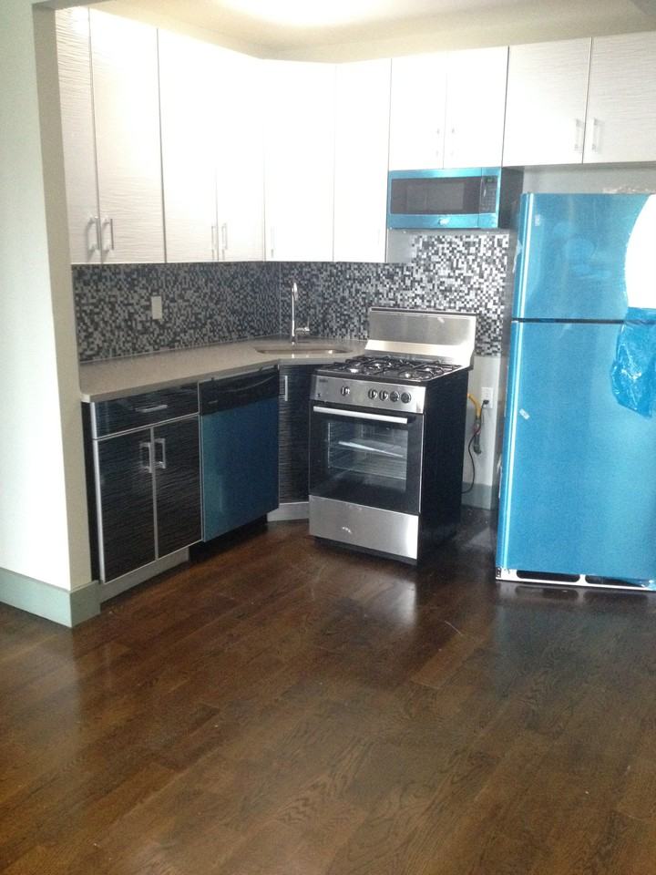 508 Seneca Ave - Photo 3 of 5