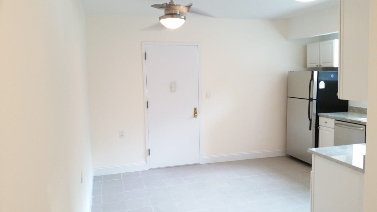 953 Washington Ave #1A - Photo 2 of 7