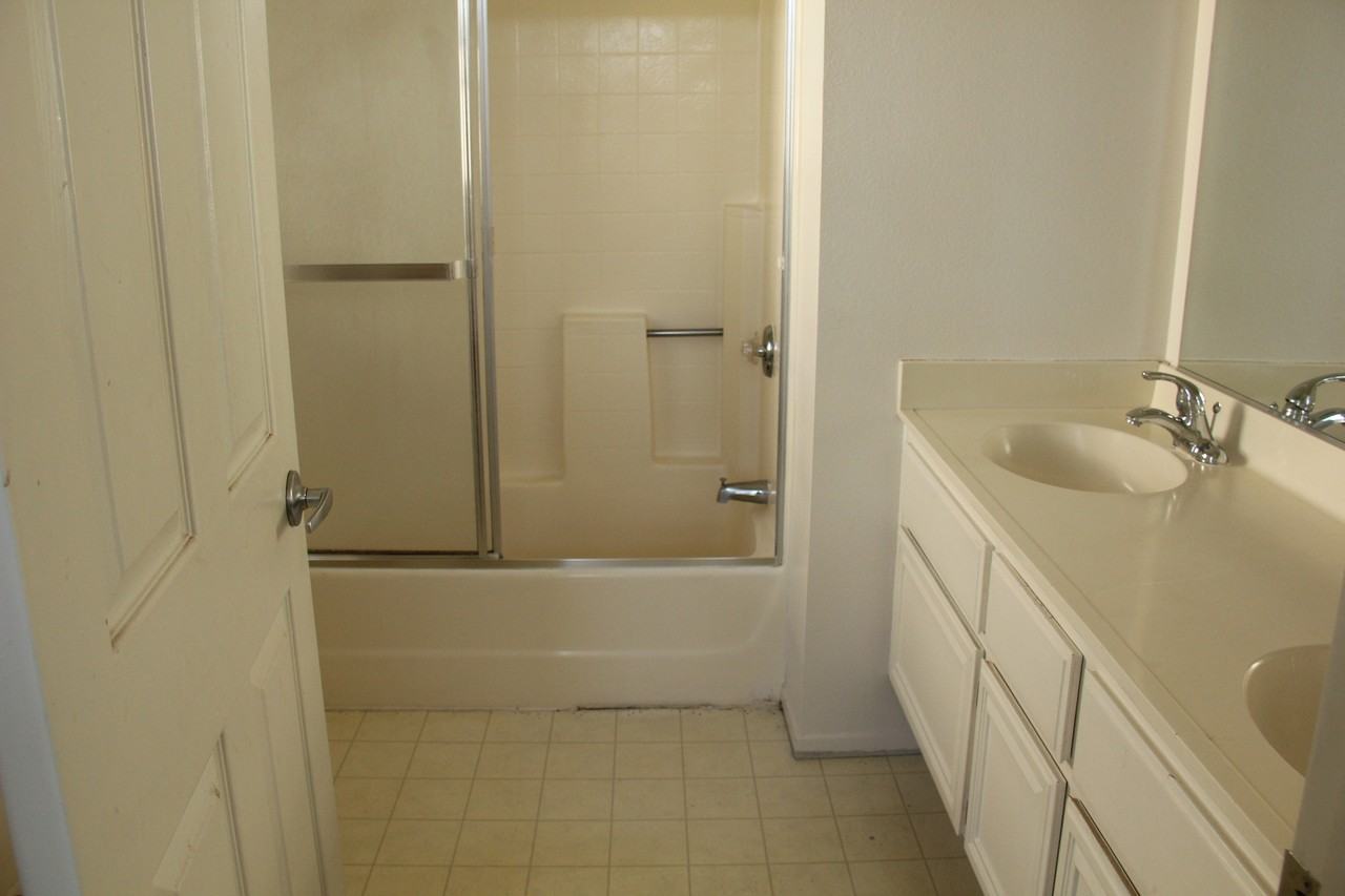 819 Atlantic Ave - Photo 3 of 9