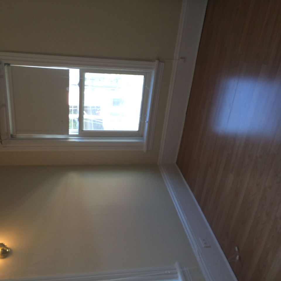 212 Bank St - Photo 2 of 4