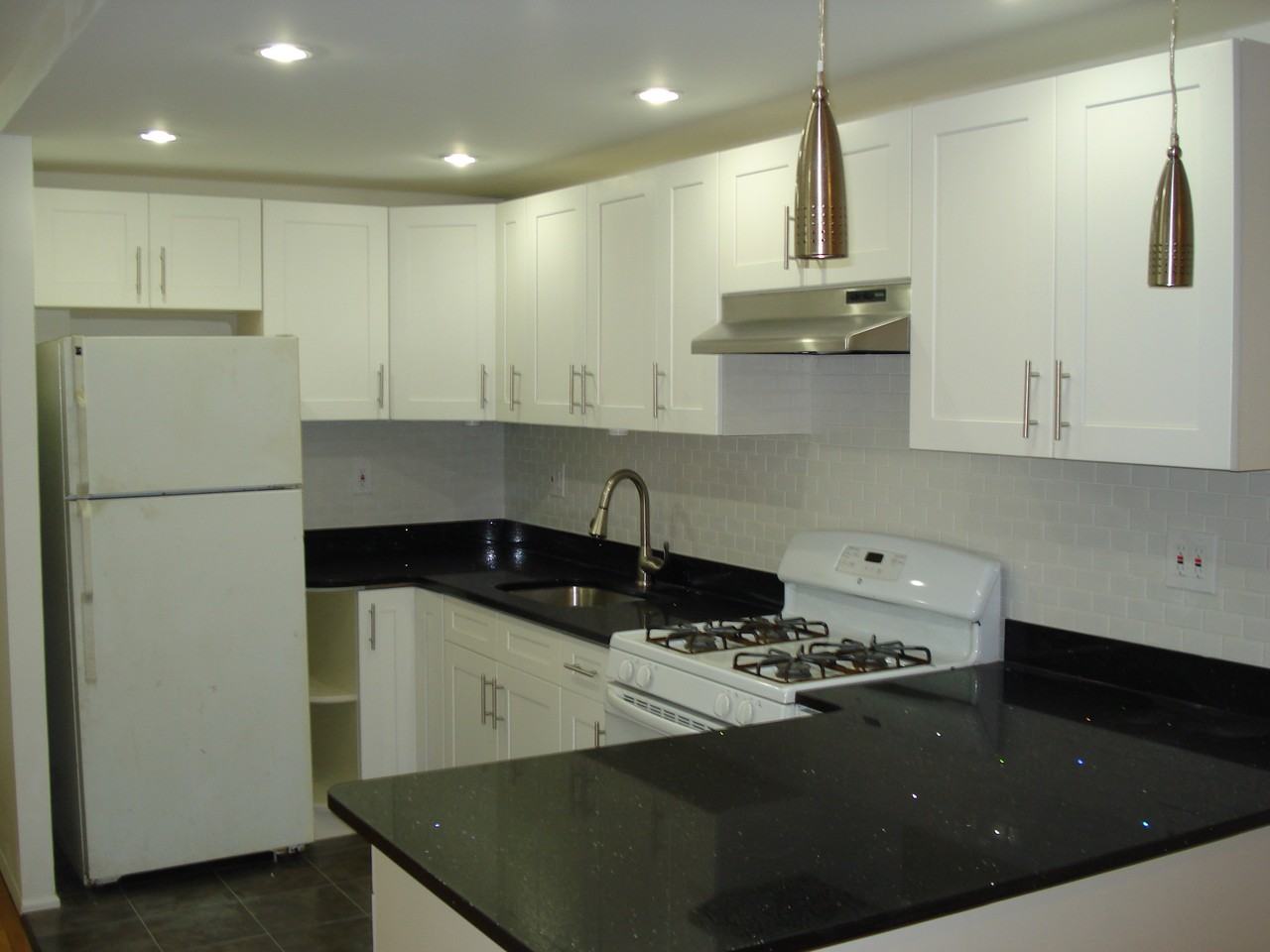 8406 98th St - Photo 2 of 8