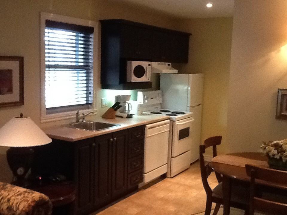 630 Chemin Bord du Lac, Dorval, QC H9S 2B6, Canada 2 unit Rentals