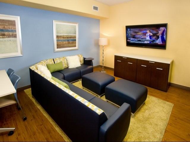 1400 University Ave - Photo 3 of 11