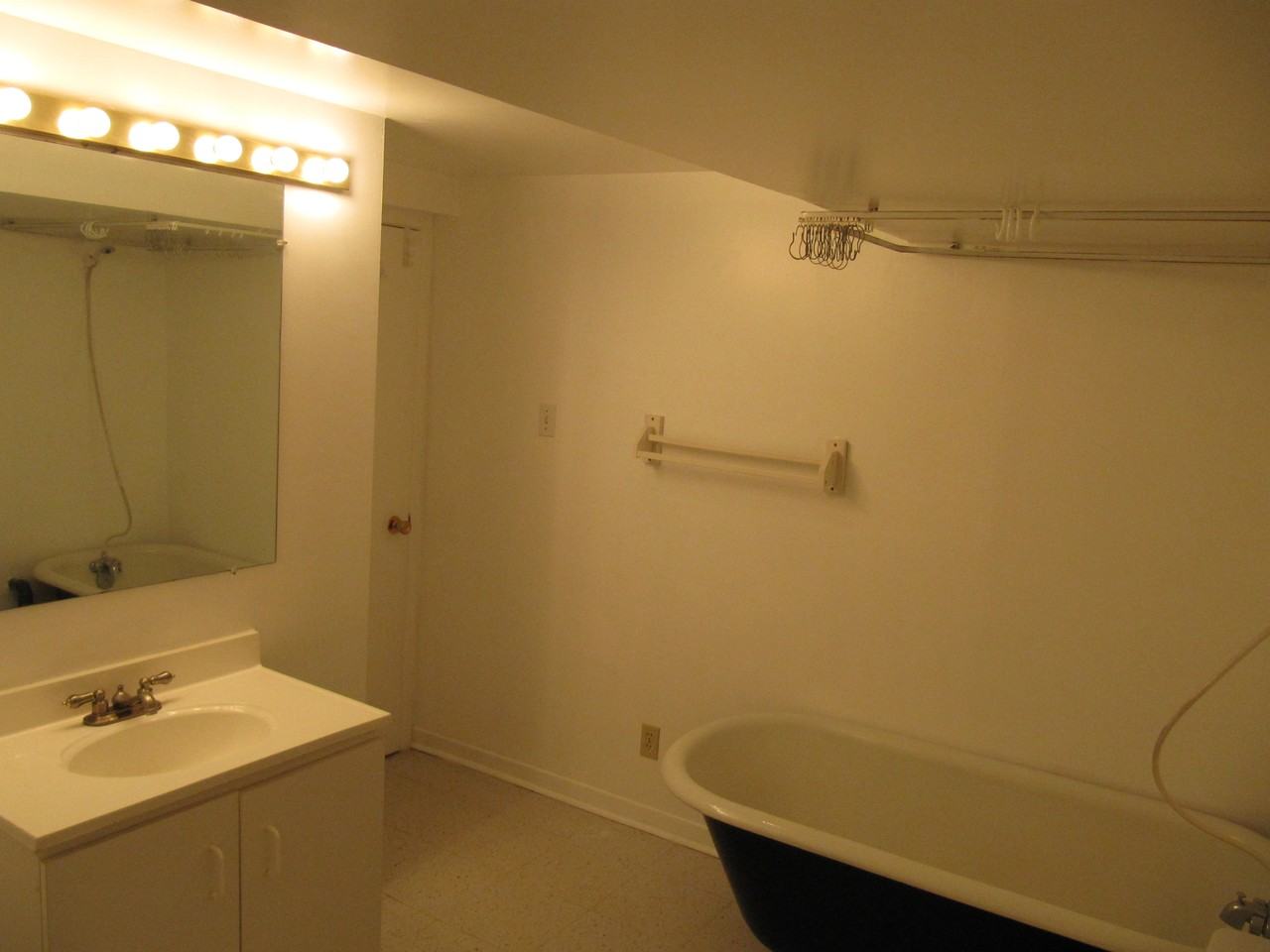 1263 Erie Ave - Photo 3 of 6