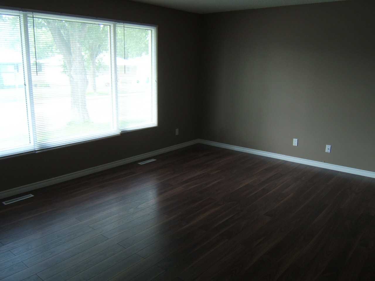 346 Winnipeg Ave S - Photo 2 of 5