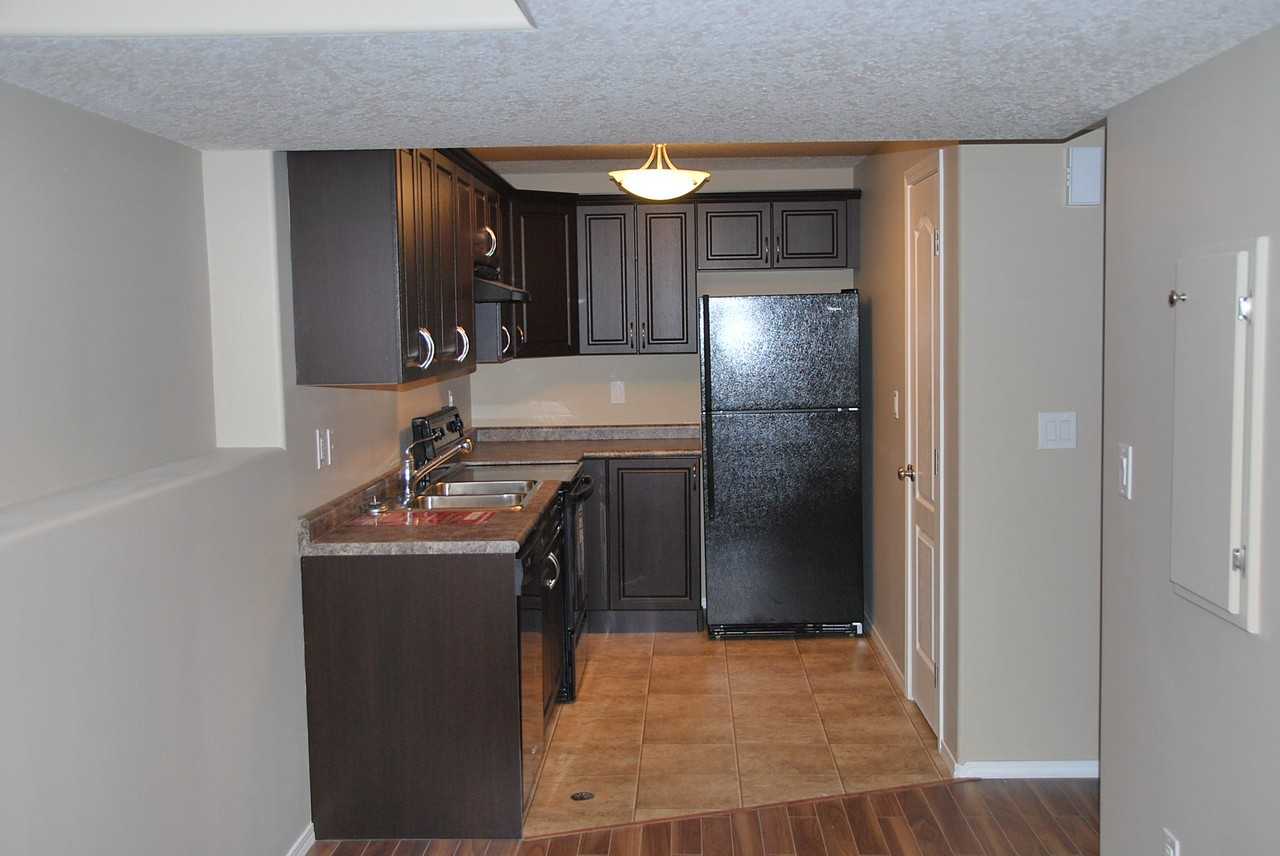 246 Sutter Cres - Photo 2 of 7