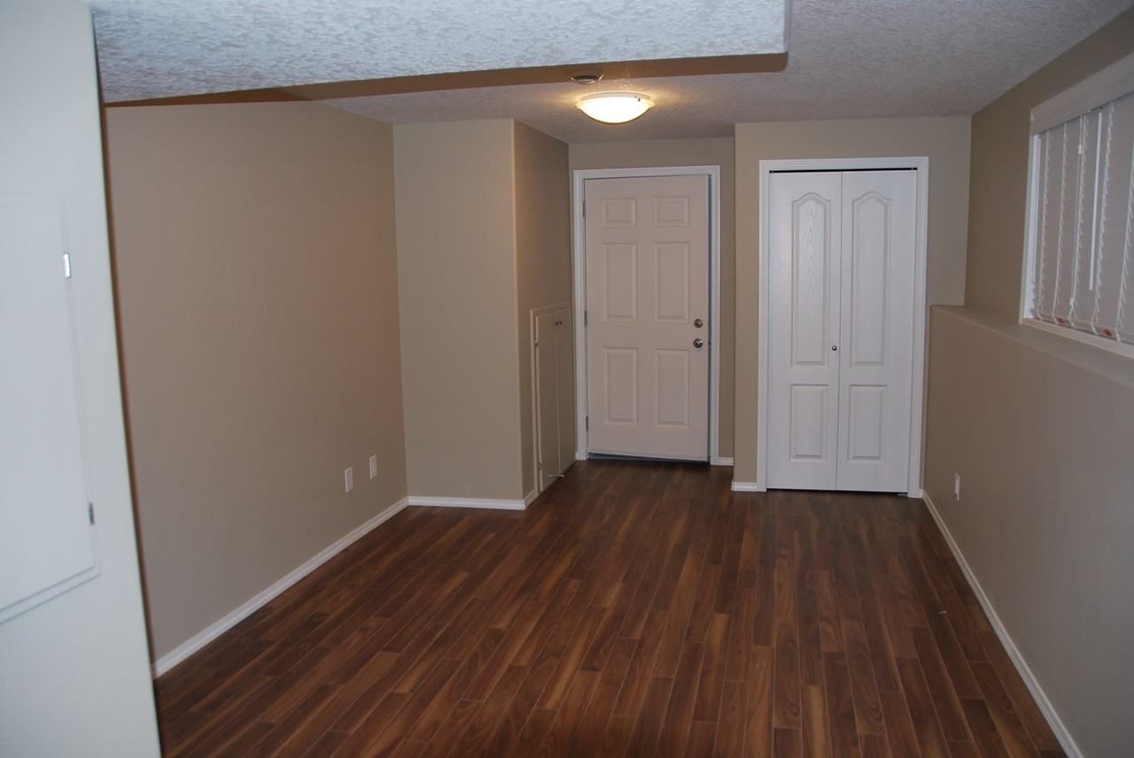 246 Sutter Cres - Photo 3 of 7