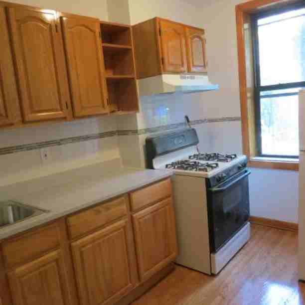 1421 Jefferson Ave - Photo 3 of 7