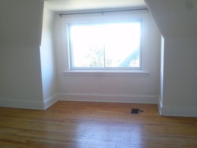 1028 Gladstone Ave - Photo 3 of 5