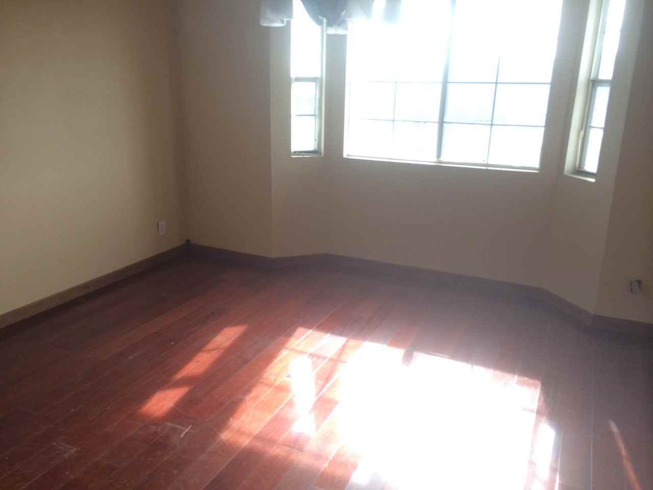 1821 Kemper St - Photo 3 of 12