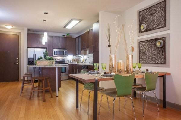 1101 W 6th St - Photo 3 of 4