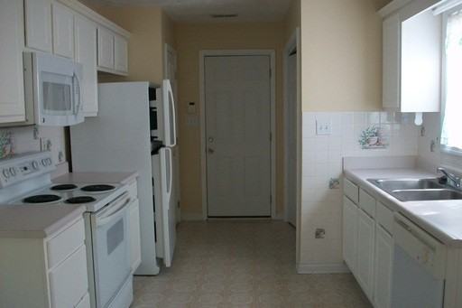 707 Overhills Rd - Photo 3 of 12