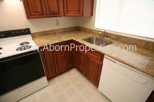 912 Bellhurst Ave - Photo 3 of 11