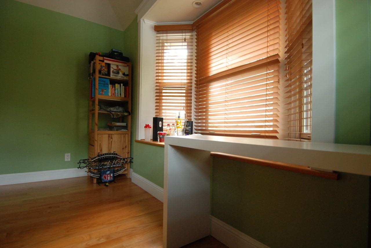 575 Everett Ave - Photo 2 of 10