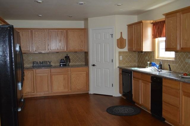 634 Oakwood St - Photo 3 of 14