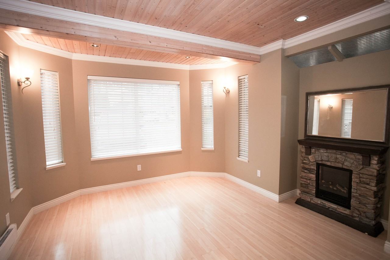 209 Davis Crescent - Photo 2 of 13