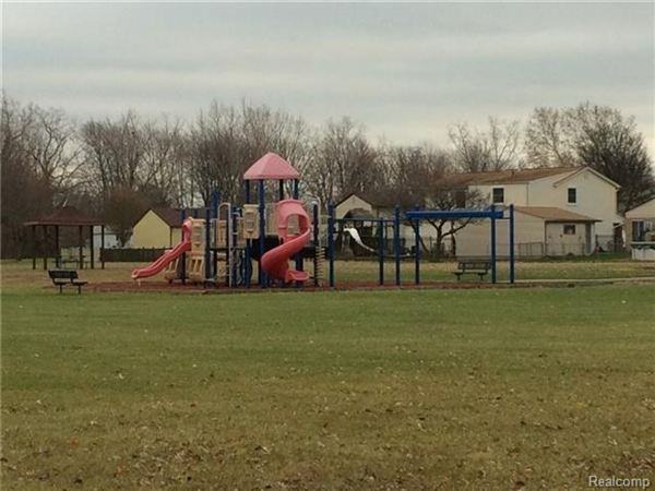 19219 Arlington Dr - Photo 3 of 5