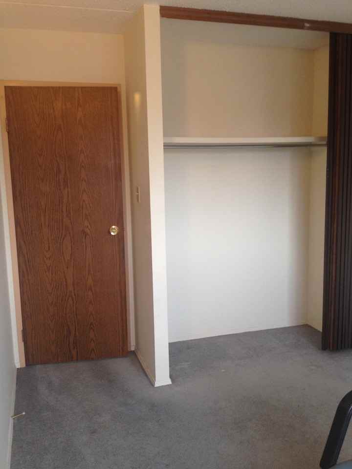 424 10 St NW - Photo 3 of 9