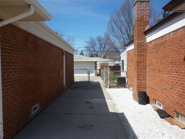 8355 Helen St - Photo 3 of 39