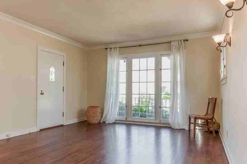 1173 S Tremaine Ave - Photo 2 of 3